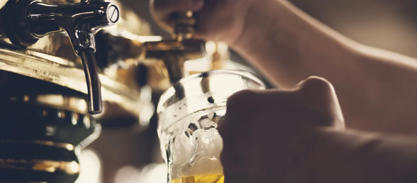 Μεθυσμένος άνδρας έπεσε με τη μούρη πάνω σε τζαμαρία (βίντεο)